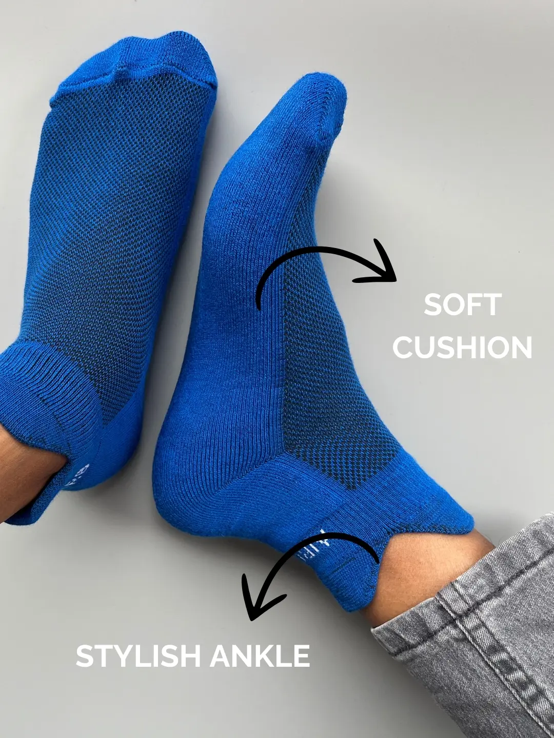 Soft and breathable low-cut sneaker socks designed for all-day comfort, featuring cushioned support and a snug fit, perfect for wearing inside sneakers while remaining invisible.